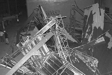 鋼架斷裂工人墜亡圖